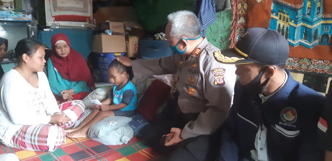 Kapolsek Sukatani Polres Purwakarta Berikan Bantuan Kepada Aditya Alfareza Penderita Tumor